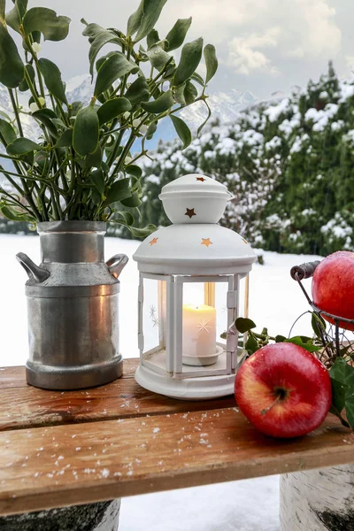 Pays des merveilles hivernales. Lanterne, neige, rêves de Noël . — Photo