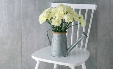 Gümüş sulama sarı karanfil buketi ile olabilir