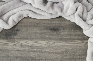 Ahşap arka plan üzerinde gri battaniye