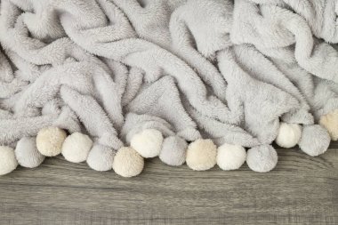 Ponpon gri battaniye.