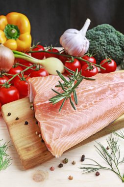 renkli sebzeler arasında morina ve somon fileto 