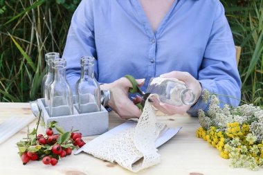 Nasıl şişe, dantel ve vahşi ile sonbahar masa dekorasyonu yapmak 