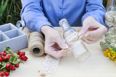 Nasıl şişe, dantel ve vahşi ile sonbahar masa dekorasyonu yapmak 