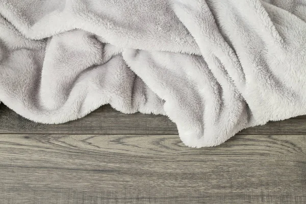 Manta gris sobre fondo de madera — Foto de Stock
