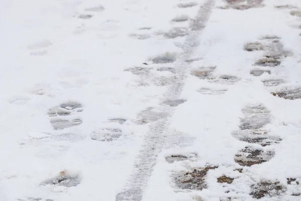 Empreintes de pas sur la neige. — Photo