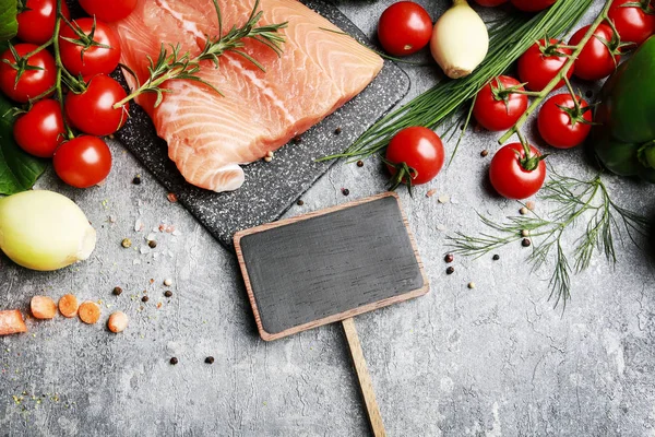 Morue et filets de saumon parmi les légumes colorés — Photo