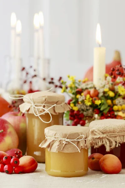 Frascos de vidrio con miel entre las decoraciones florales de otoño . —  Fotos de Stock