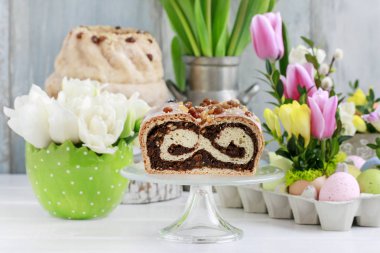 Paskalya masasında haşhaş tohumu pastası.