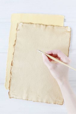 Klasik bir kalemle el yazısıyla yazılmış mektup, eski bir kağıt parçası.