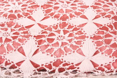 Pembe bir arka plan üzerinde beyaz dantel. 
