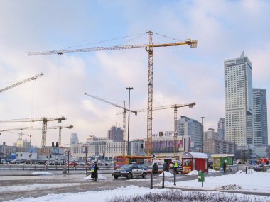 Warszawa, Polonya - 22 Ocak 2004: İnşaat vinçleri