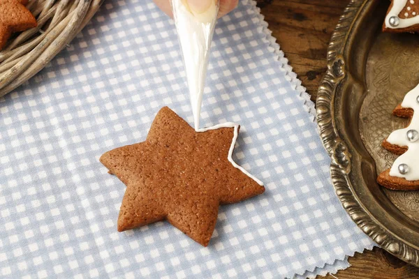 クリスマスジンジャーブレッドクッキー、チュートリアルを作る方法. — ストック写真