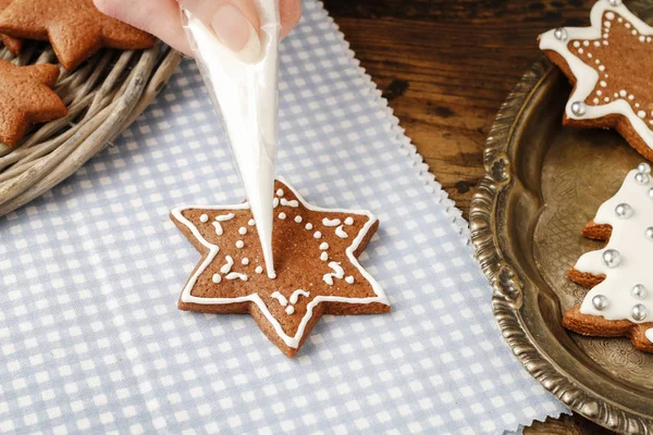 How to make christmas gingerbread cookies, tutorial. — Stock Photo, Image