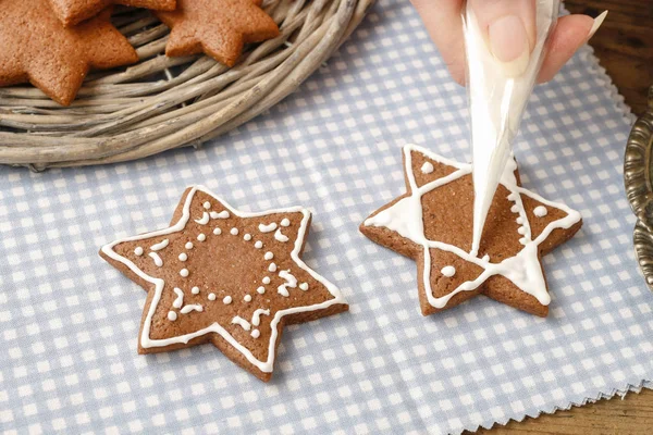 Cómo hacer galletas de jengibre de Navidad, tutorial . —  Fotos de Stock