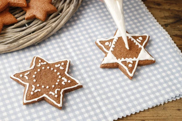 Cómo hacer galletas de jengibre de Navidad, tutorial . —  Fotos de Stock