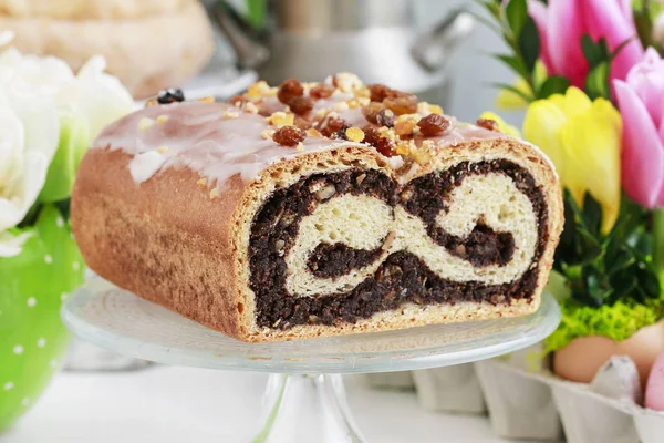 Pastel de semillas de amapola en la mesa de Pascua . —  Fotos de Stock