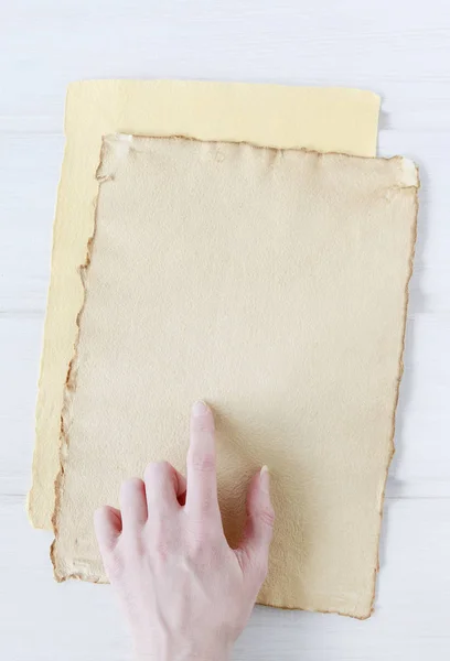 Γυναίκα δείχνει με το δάχτυλό της κάτι σε κενό φύλλο χαρτί — Φωτογραφία Αρχείου