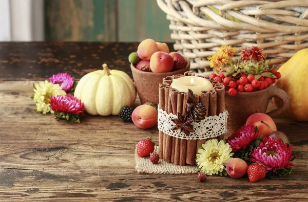 Vela decorada con palitos de canela entre las frutas de otoño y fl — Foto de Stock