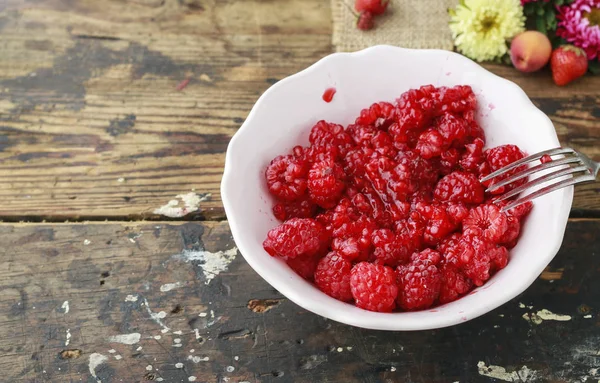 Himbeermarmelade zubereiten. Schüssel mit reifen Früchten. — Stockfoto