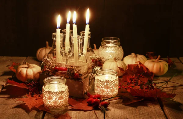 Romantica decorazione della tavola autunnale con candele, zucche e lievito — Foto Stock