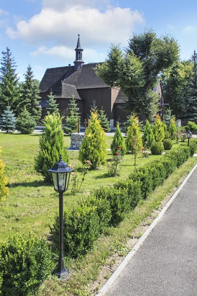 Zalipie, poland - 29. Juni 2016: Garten bei der Holzkirche — Stockfoto