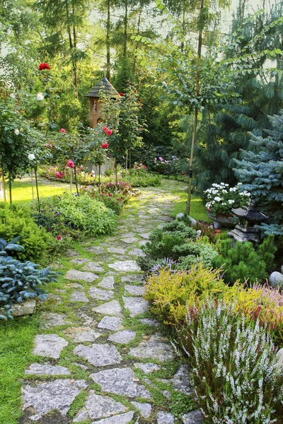 Sentier dans le jardin. — Photo