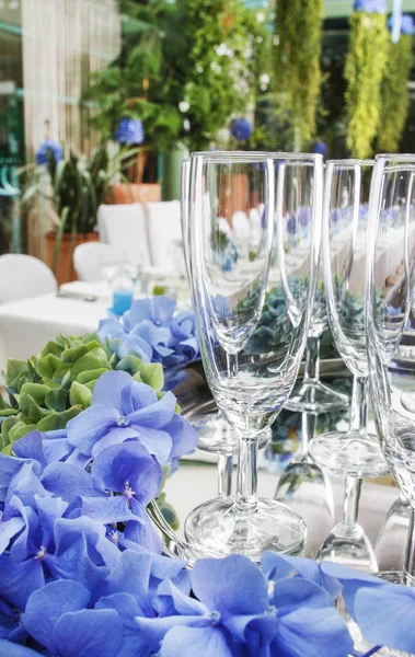 Óculos vazios antes da festa e decorações feitas de hortensi azul — Fotografia de Stock