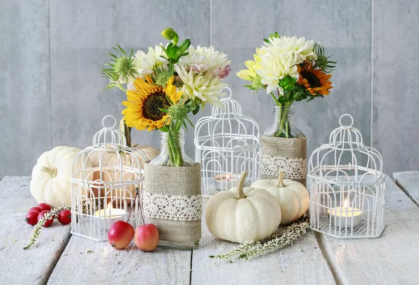 Belle lanterne blanche, fleurs et citrouilles sur la table — Photo