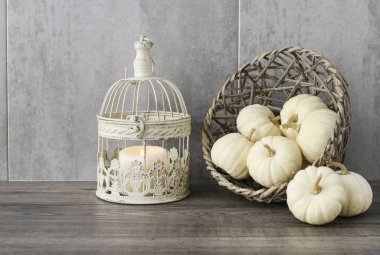 Içinde mum ve beyaz bebek bo sepeti ile Vintage kuş kafesi