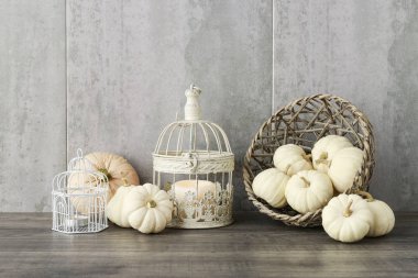 Içinde mum ve beyaz bebek bo sepeti ile Vintage kuş kafesi