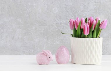 Seramik vazo, noktalı tavşan ve Paskalya güzel pembe lale 