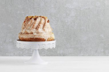 Gri taş arka plan üzerine geleneksel Paskalya pastası