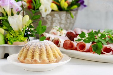 Dilimlenmiş jambon ve yumurta dolması ile Tabak.