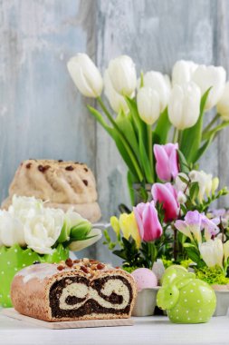 Paskalya masasında haşhaş tohumu pastası.