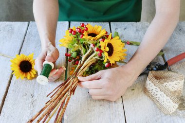 Nasıl ayçiçeği ve hypericum çilek klasik buket yapmak,