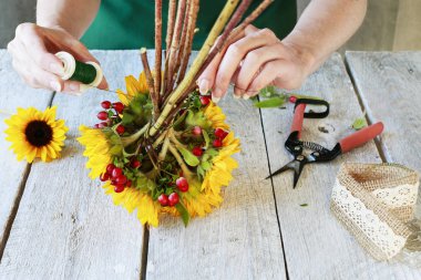 Nasıl ayçiçeği ve hypericum çilek klasik buket yapmak,