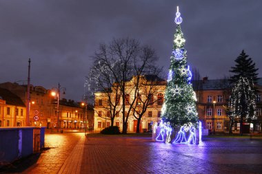Krakow, Polonya - 24 Aralık 2017: Geleneksel büyük noel ağacı