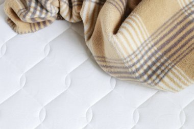 Yeni şilte üzerinde Bej battaniye. 