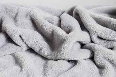 Yeni şilte üzerinde ponpon gri battaniye. 