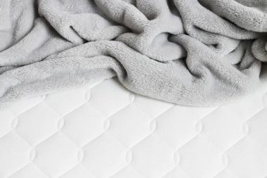 Yeni şilte üzerinde ponpon gri battaniye. 