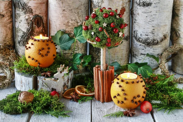 Decorazione natalizia con pomandri, candele, muschio e parata — Foto Stock