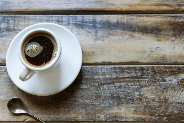 Tazza di caffè sul tavolo di legno marrone — Foto Stock