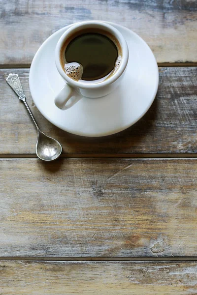 Tazza di caffè sul tavolo di legno marrone — Foto Stock