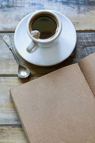 Tazza di caffè sul tavolo di legno marrone — Foto Stock