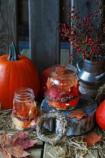 Decorações de outono com abóboras, feno, folhas e bela lant — Fotografia de Stock