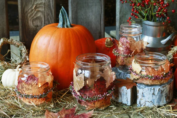 Decoraciones de otoño con calabazas, heno, hojas y hermosa lant —  Fotos de Stock