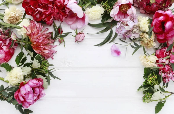 Romantiske blomstersmykker med roser, dahlia, hortensia og karnat – stockfoto