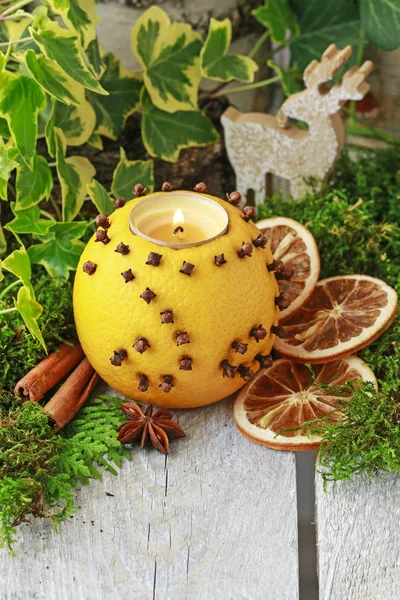 Bola de pomander laranja com vela na mesa de madeira . — Fotografia de Stock