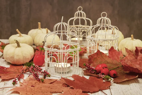 Romantyczna Jesienna Dekoracja stołu ze świecami, dynie i LEAV — Zdjęcie stockowe