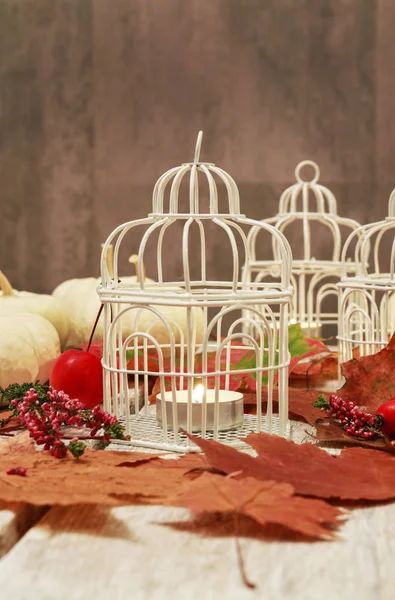 Decoración romántica de la mesa de otoño con velas, calabazas y hoja —  Fotos de Stock
